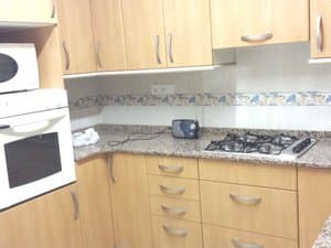 Cocina con placa de gas y encimera de granito