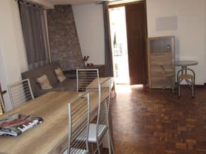 Salón comedor con suelo de parquet y puerta balconera