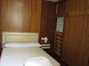 Dormitorio con cama de matrimonio y armario de madera