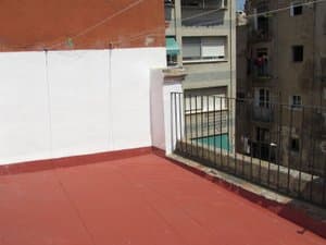 Terraza con barandilla y vistas a la calle