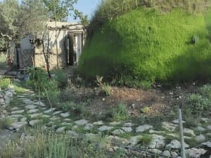 Cúpula cubierta de hierba y camino empedrado