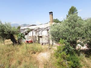 Casa con pérgola y montañas al fondo