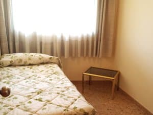 Dormitorio con cama individual y ventana