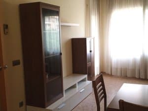 Salón con vitrina y mueble de televisión