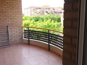 Balcón con vistas a una zona arbolada