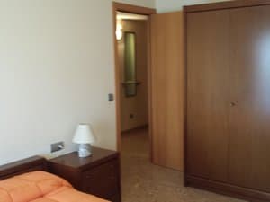 Dormitorio con armario y puerta al pasillo