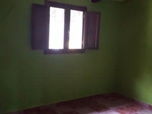 Estancia de paredes verdes con ventana