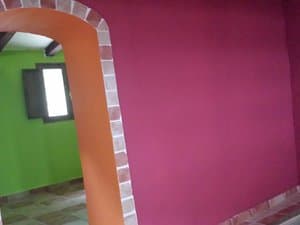 Paso con arco hacia una estancia verde