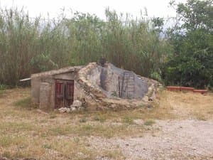 Caseta de piedra en el terreno
