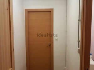 Recibidor con puerta de madera