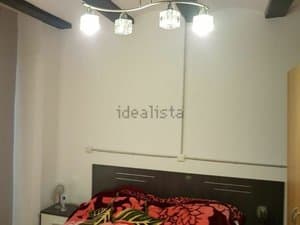 Dormitorio con cama de matrimonio y cabecero