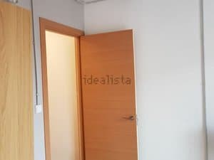 Pasillo con puertas de madera