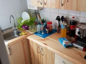 Cocina con muebles de madera y fregadero