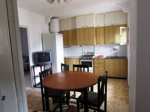 Cocina comedor con mesa redonda y frigorífico