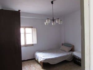 Dormitorio con cama y lámpara de techo