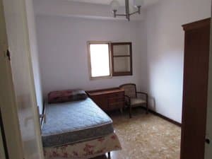 Dormitorio con cama y escritorio