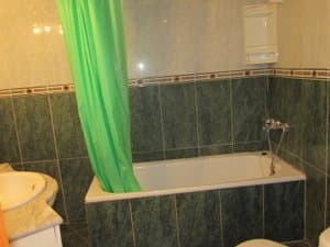 Baño con bañera y cortina