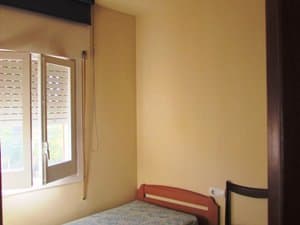Dormitorio con cama individual y ventana