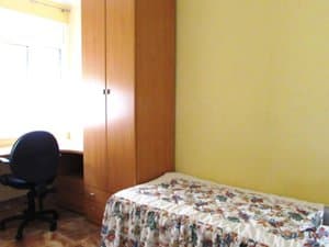 Dormitorio con escritorio, silla y armario