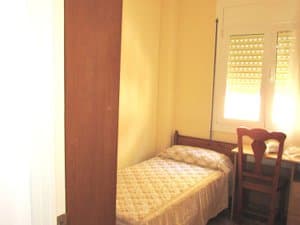 Dormitorio con cama y ventana