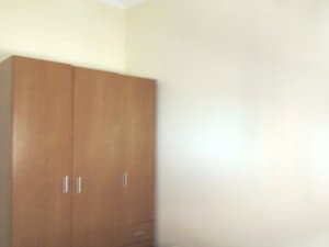Armario de madera en el dormitorio