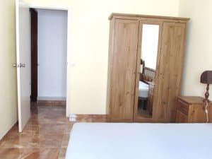 Dormitorio con armario de puertas de espejo