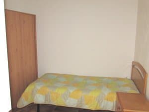 Dormitorio con cama individual