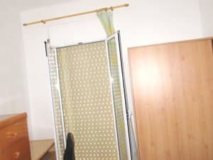 Ventana con persiana y armario