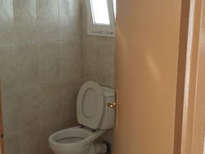 Baño con inodoro y ventana