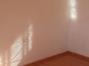 Dormitorio vacío con luz natural