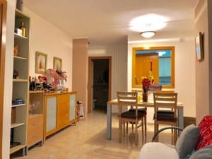 Salón comedor con aparador y estantería