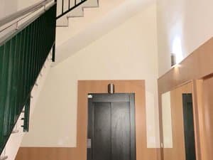 Portal con escalera y ascensor
