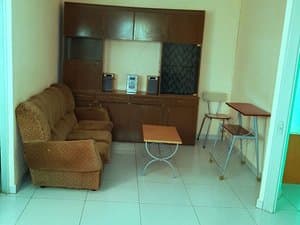 Sala con sofás, mueble y escritorio