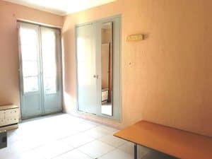 Estancia con puerta balconera y armario de espejo