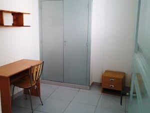 Dormitorio con escritorio y armario