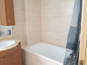 Baño con bañera y cortina