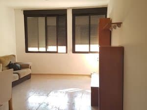 Salón con ventanales y mueble