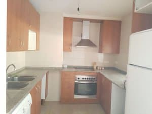 Cocina con horno, campana y frigorífico