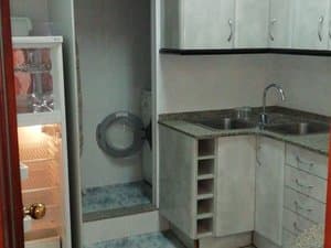 Cocina con frigorífico, fregadero y lavadora