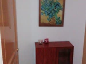 Recibidor con mueble y cuadro