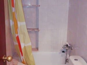 Baño con bañera y cortina