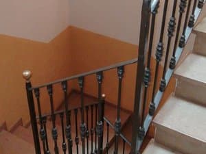Escalera del edificio con barandilla de hierro