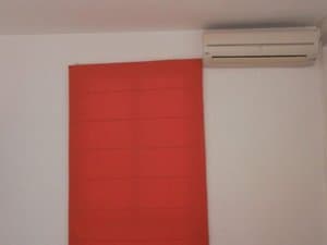 Comedor con aire acondicionado y estor