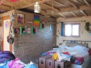 Dormitorio con pared de ladrillo visto