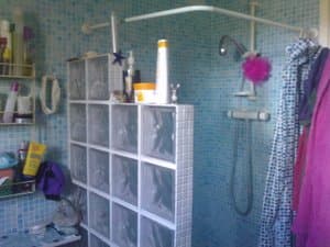 Ducha con pared de pavés y mosaico