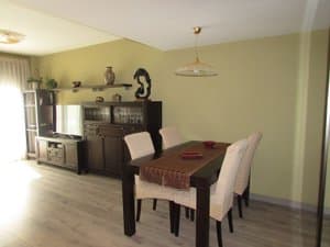 Comedor con mesa, sillas tapizadas y mueble