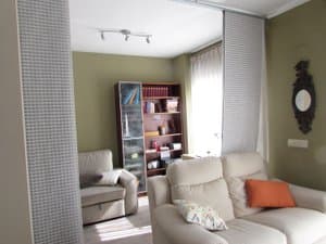 Salón con sofá y estantería de libros