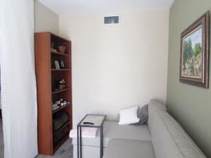 Estancia con sofá y estantería