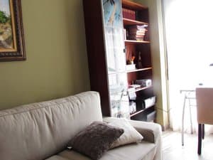 Estancia con sofá, estantería y cuadro