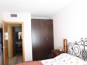 Dormitorio con armario y rejilla de aire acondicionado